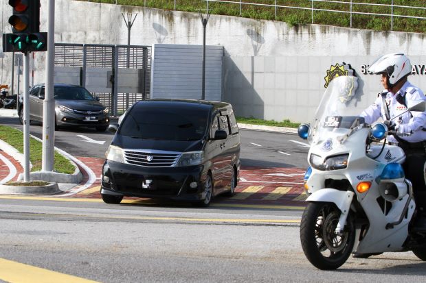 Najib leaves MACC HQ for Bukit Aman for more questioning