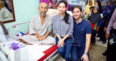 Johor princess visits comedian Zaibo who is battling with cancer