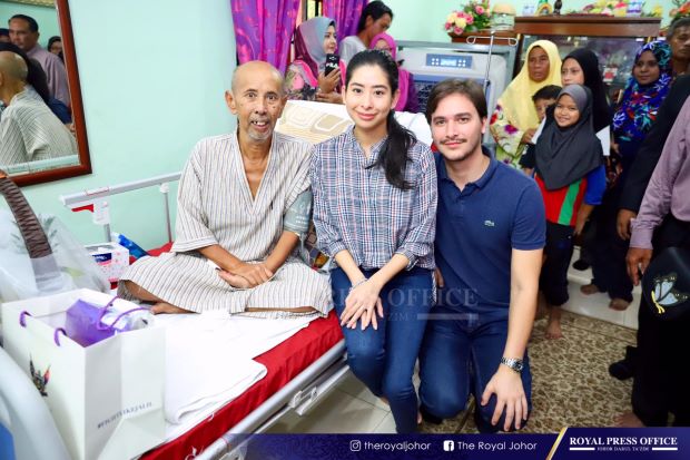 Johor princess visits comedian Zaibo who is battling with cancer