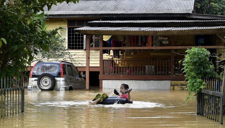 Strong wind, flood alerts in Malaysia