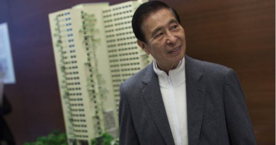 Hong Kong's Second-Richest Man Joins Aging Tycoons in Retirement