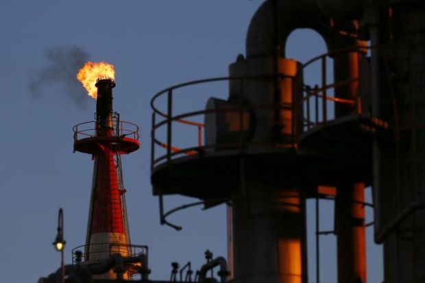 Oil prices extend drop as trade wars stoke global economic fears