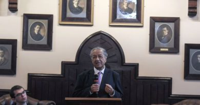 Dr M engages audience with wit and humour during Cambridge talk