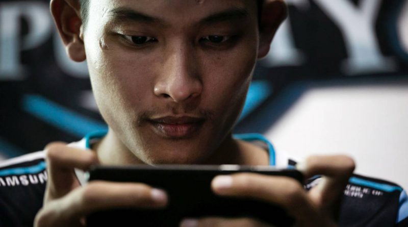 Armed with smartphones, Myanmar e-sports players battle power outages