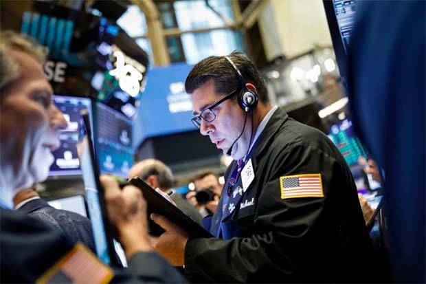 Wall St ends flat amid rate hopes, tech declines