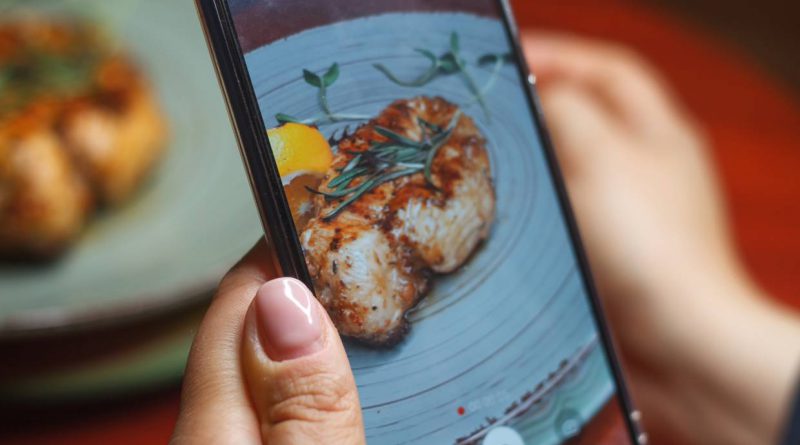 Seeing what your friends are eating on social media may influence your eating habits, says new study