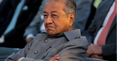 Fresh out of power, 94-year-old Mahathir plots Malaysia comeback